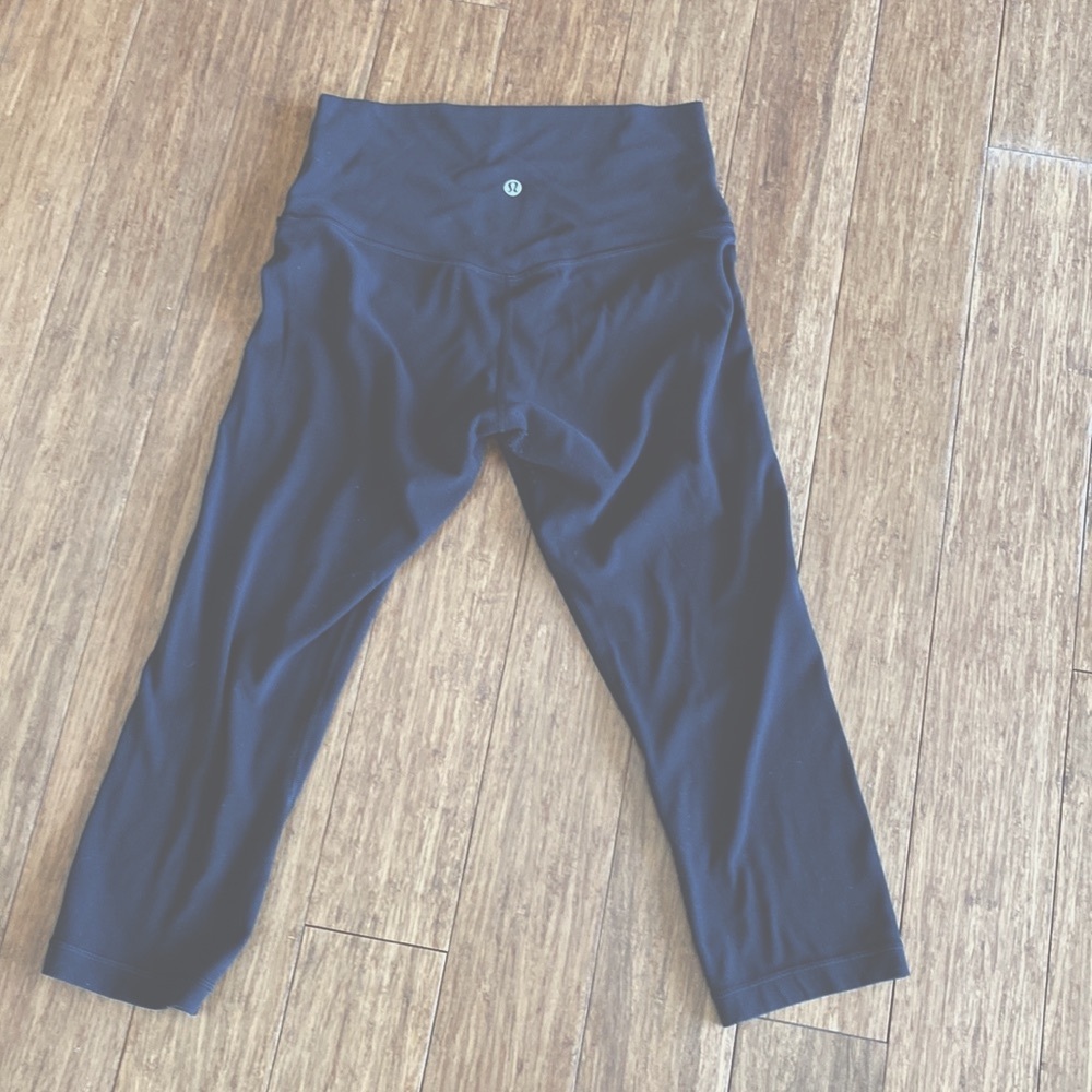 Lululemon Align pants cropped in black.